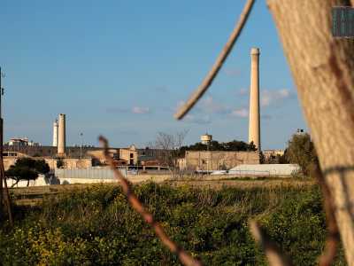 Marisabella/Ex zona industriale - Corso Vittorio Veneto superato l�incrocio con via Brigata Regina entra nel quartiere Marconi andando a costeggiare l�ansa di Marisabella, area portuale dove il mare � in attesa di essere colmato di cemento. Sulla sinistra si apre invece una larga zona dove a dominare sono grandi e vecchie fabbriche ormai dismesse